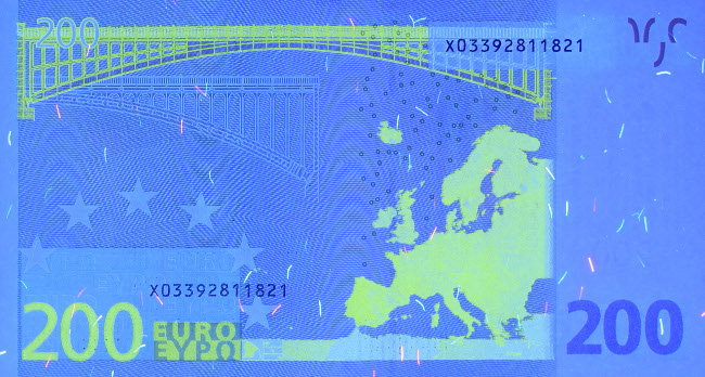 Hilfsmittel UV-Licht auf der Rückseite einer 200-Euro-Banknote