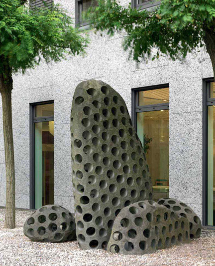 Tony Cragg, Unsere Brocken, 1992, Granit, 4-teilig, Höhe 50-200 cm