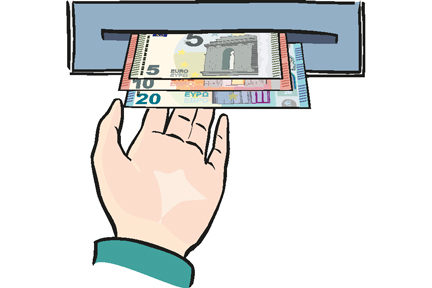 Eine Hand nimmt Geldscheine aus dem Automaten