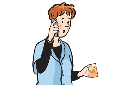 Eine Frau hält einen 50-Euro-Schein in der Hand und telefoniert