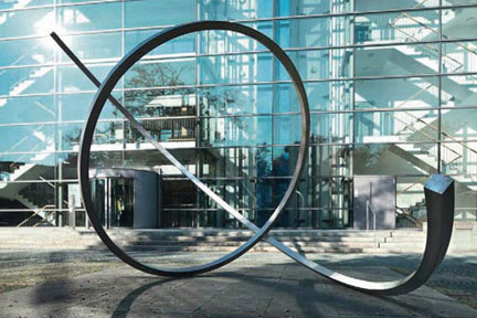Alf Lechner, Circle within a semi-circle (Catalogue raisonné 482), 1991, forged and polished steel, 375 x 375 x 750 cm ©Alf Lechner