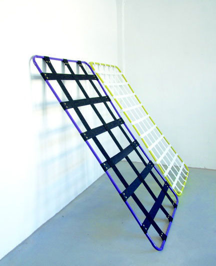 Katrin Albrecht, Leonor, 2010, Situationsporträt, Kabelrohre. Gummibänder, 217 x 100 cm (grün)/215 x 115 cm (violett)