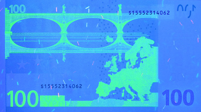 Hilfsmittel UV-Licht auf der Rückseite einer 100-Euro-Banknote