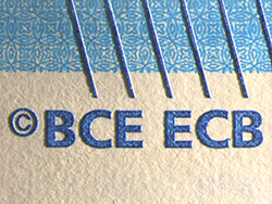 Fühlbares Relief links auf der Vorderseite einer 20-Euro-Banknote der Europa-Serie