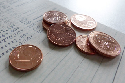 Cent coins on a savings book ©picture alliance / chromorange