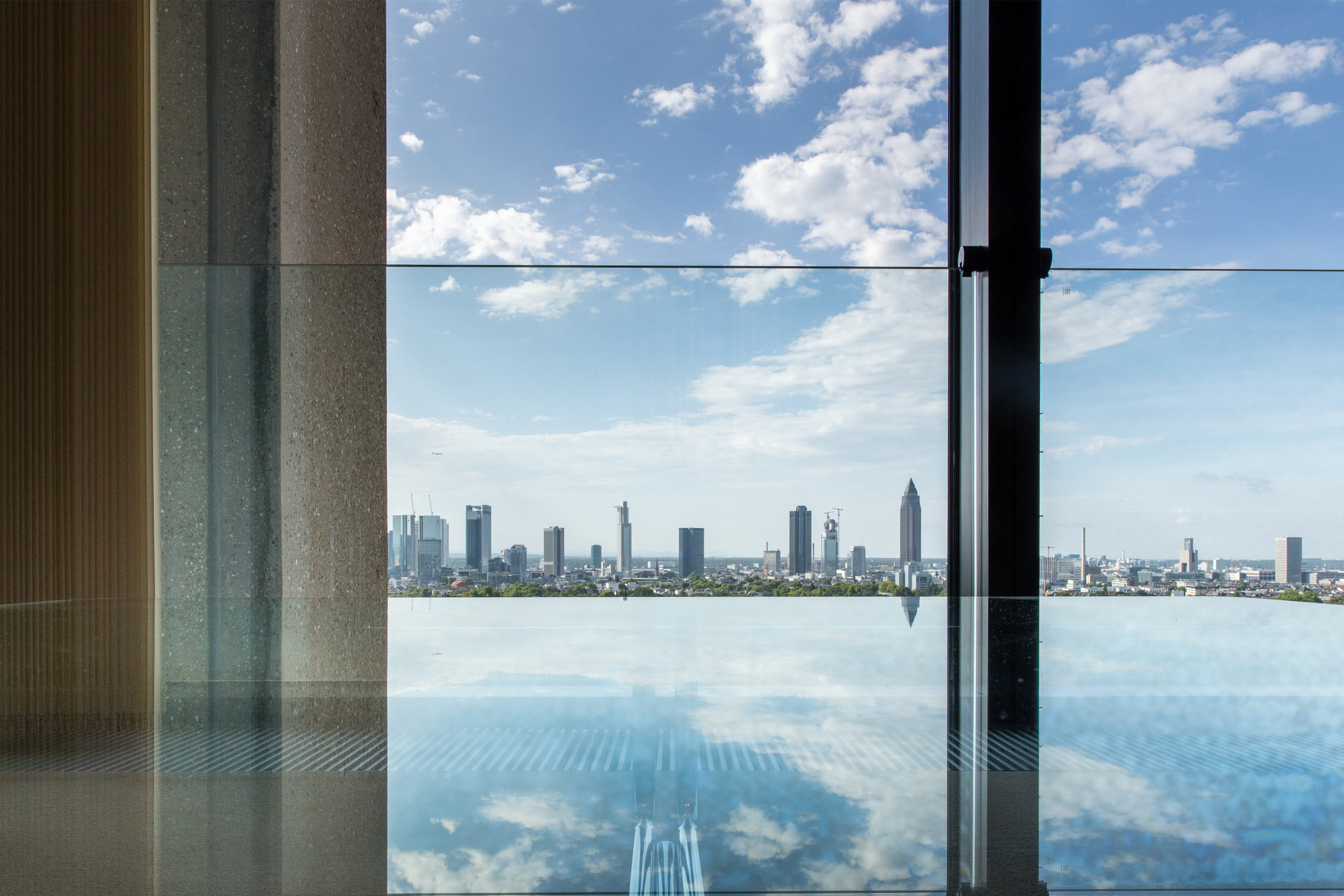 Skyline von Frankfurt am Main aus einem Fenster heraus fotografiert ©Nils Thies