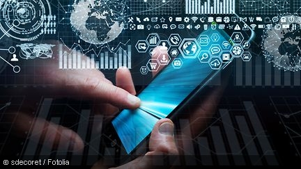 Finger tippt auf Smartphone