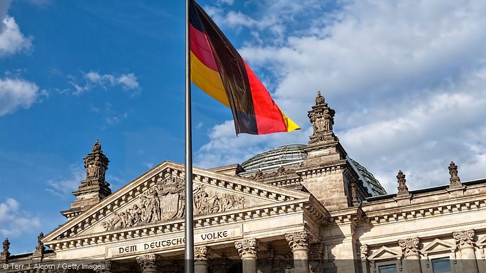 Reichstagsgebäude mit deutscher Flagge