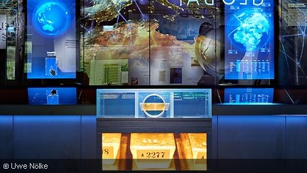 Goldbarren in Vitrine