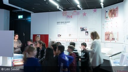 Gruppe bei einem Vortrag im Geldmuseum
