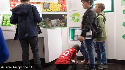 Das Bild zeigt Kinder im Museum