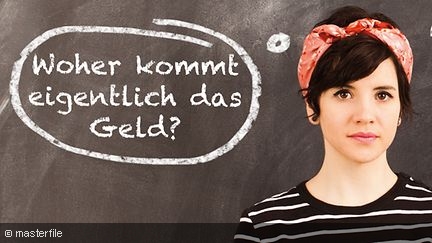 Eine junge Frau vor einer Schultafel, auf der "Woher kommt eigentlich das Geld?" geschrieben steht.
