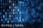 Blaue Binärzahlen auf einem PC-Bildschirm