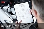 Ein Automechaniker führt einen Test durch
