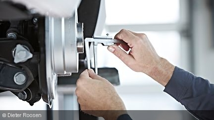 Ein Automechaniker bei der Arbeit