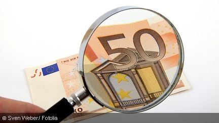 Geld mit Lupe