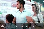 Eine Familie beim Einkaufen vor einem Kühlregal