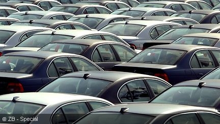 Stehende Autos vor einem Autolager