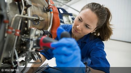Eine Mechanikerin bei der Arbeit