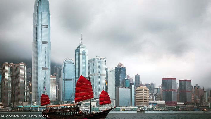 Ein Boot vor der Skyline von Hong Kong