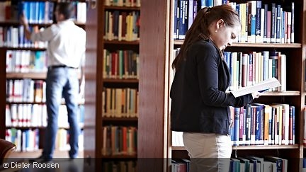 Studierende in der Bibliothek der Hochschule in Hachenburg