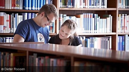Studierende in der Bibliothek in Hachenburg