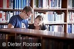 Studierende in der Bibliothek in Hachenburg