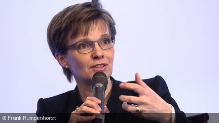 Claudia Buch während eines Gesprächs