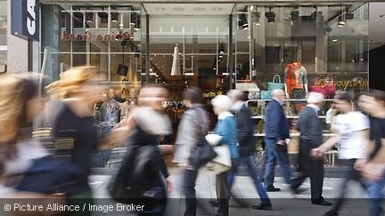 Kunden in einer Einkaufsstraße