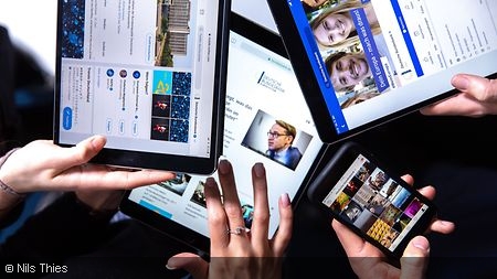 Tablets und Smartphones mit Social-Media-Profilen